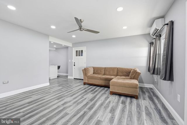 11 GRASSPOND RD, Levittown, PA 19057