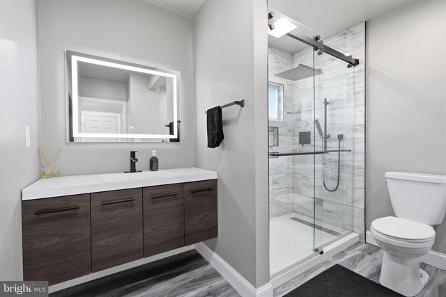 11 GRASSPOND RD, Levittown, PA 19057