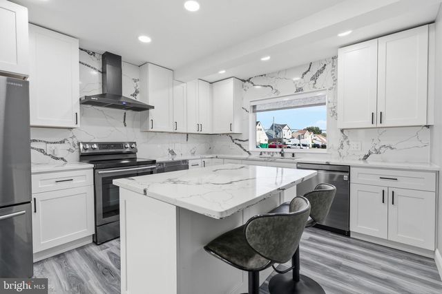 11 GRASSPOND RD, Levittown, PA 19057