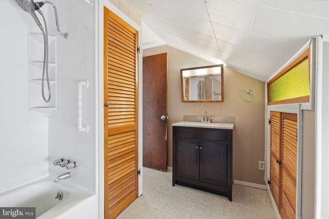 11 GRASSPOND RD, Levittown, PA 19057