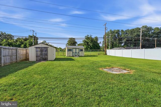 11 GRASSPOND RD, Levittown, PA 19057
