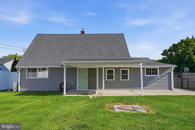 11 GRASSPOND RD, Levittown, PA 19057