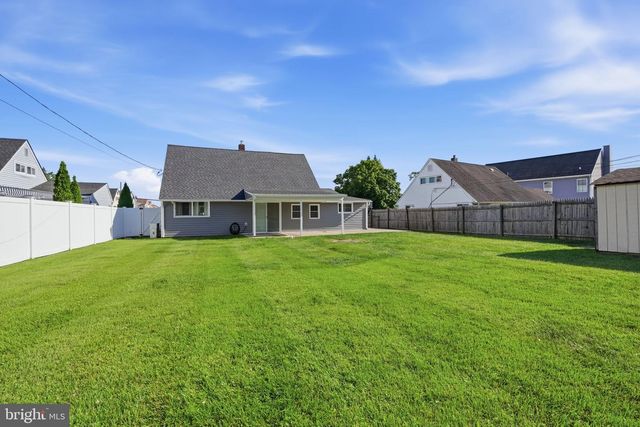 11 GRASSPOND RD, Levittown, PA 19057