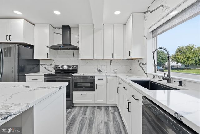 11 GRASSPOND RD, Levittown, PA 19057