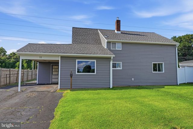 11 GRASSPOND RD, Levittown, PA 19057