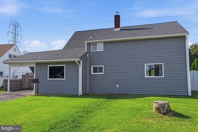 11 GRASSPOND RD, Levittown, PA 19057