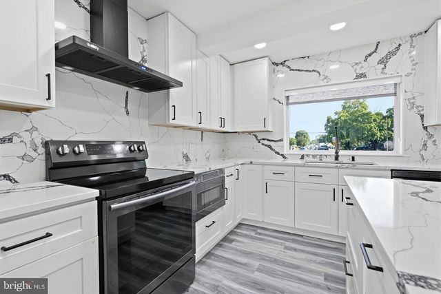11 GRASSPOND RD, Levittown, PA 19057