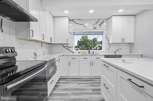11 GRASSPOND RD, Levittown, PA 19057