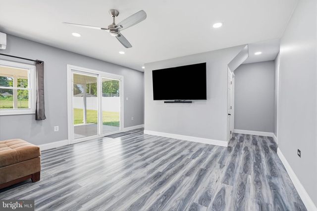11 GRASSPOND RD, Levittown, PA 19057