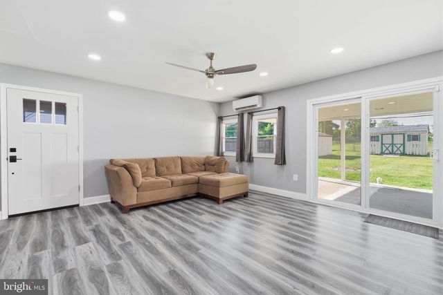 11 GRASSPOND RD, Levittown, PA 19057