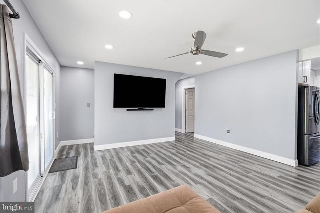 11 GRASSPOND RD, Levittown, PA 19057