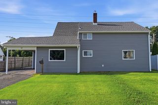 11 GRASSPOND RD, Levittown, PA 19057