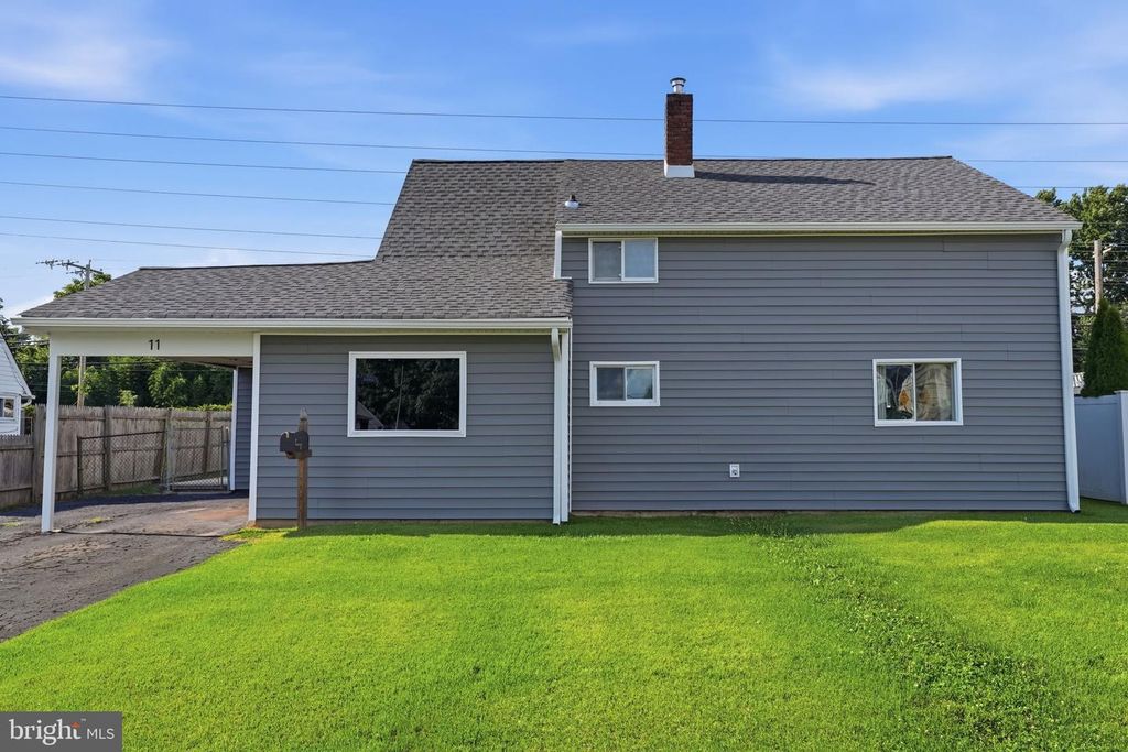 11 GRASSPOND RD, Levittown, PA 19057