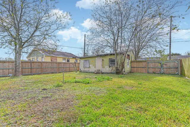 707 W 5th Street, Freeport, TX 77541