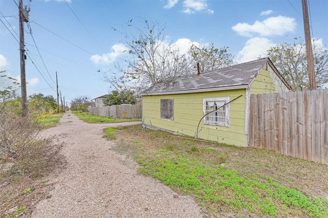 707 W 5th Street, Freeport, TX 77541