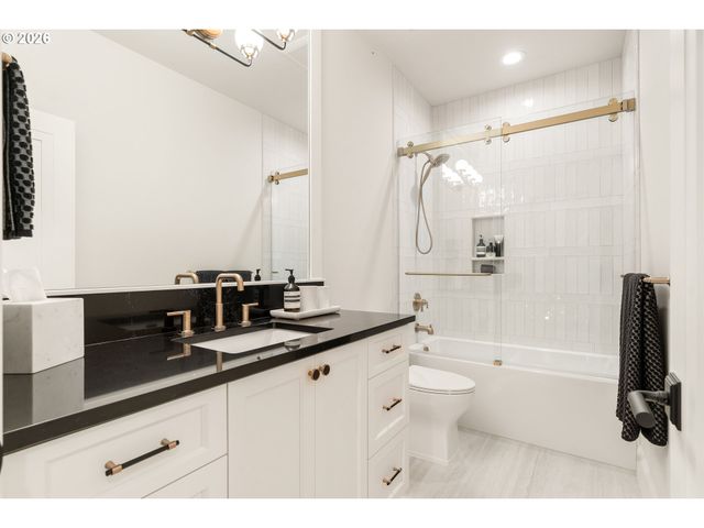 12070 Nw STEWARTRIDGE Ln, Portland, OR 97229