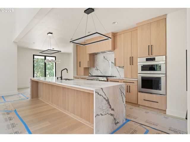 12070 Nw STEWARTRIDGE Ln, Portland, OR 97229