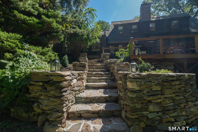 31 Old Barn Road, Trumbull, CT 06611