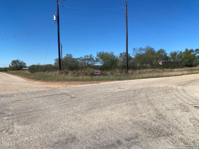 146 CR 2666, Moore, TX 78057