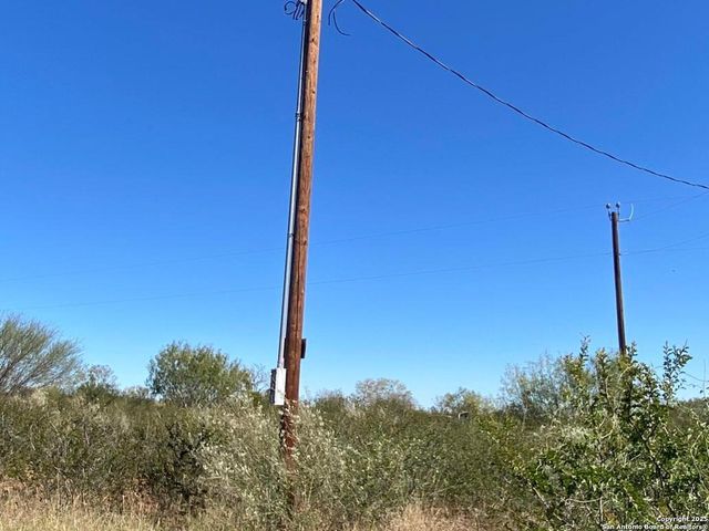 146 CR 2666, Moore, TX 78057