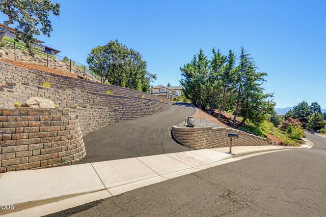 1544 Satellite Drive, Medford, OR 97504