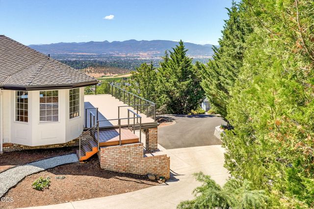 1544 Satellite Drive, Medford, OR 97504
