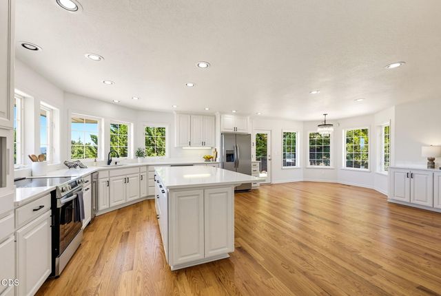 1544 Satellite Drive, Medford, OR 97504
