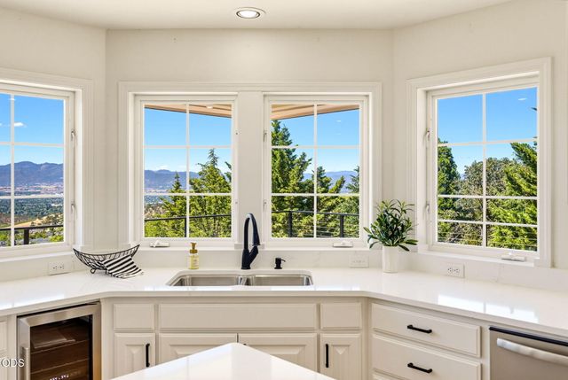 1544 Satellite Drive, Medford, OR 97504