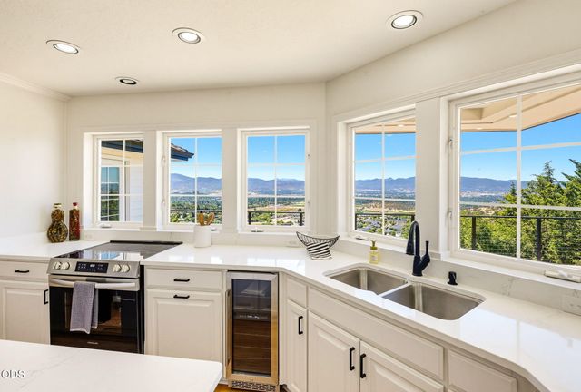 1544 Satellite Drive, Medford, OR 97504