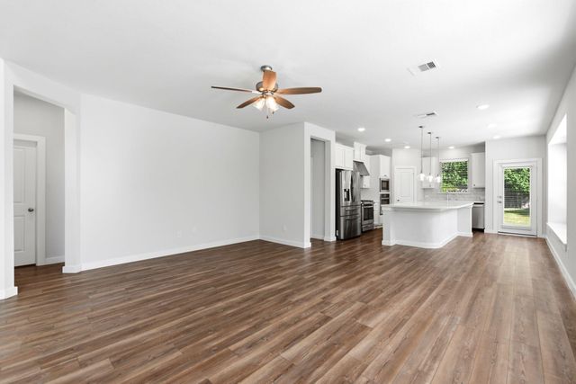 8017 Whisper Grove Drive, Magnolia, TX 77354