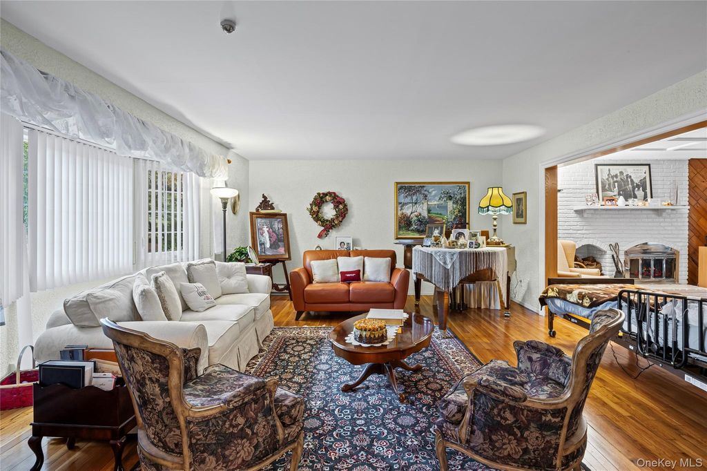1 Jason Court, Dix Hills, NY 11746 — photo 3