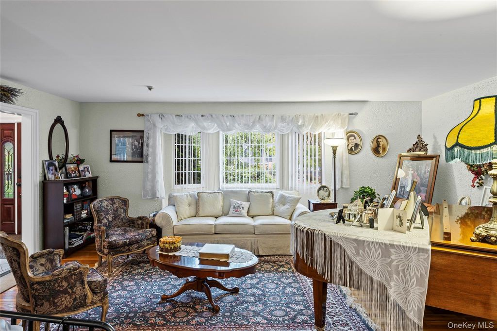 1 Jason Court, Dix Hills, NY 11746 — photo 4
