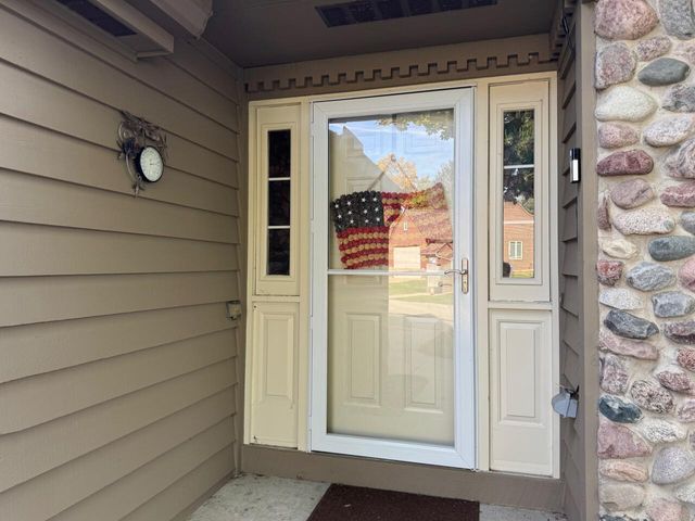 3720 S Bayberry LANE, Greenfield, WI 53228