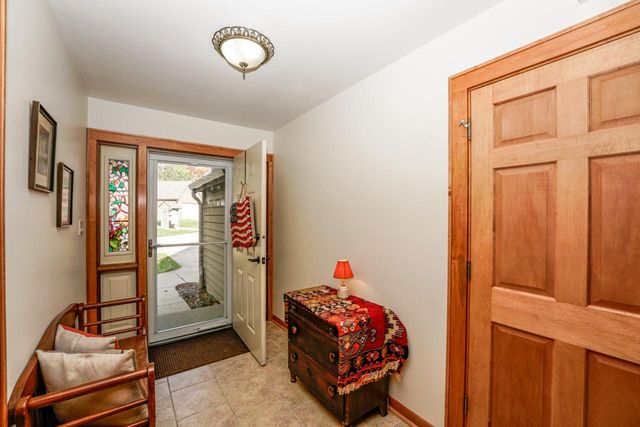 3720 S Bayberry LANE, Greenfield, WI 53228