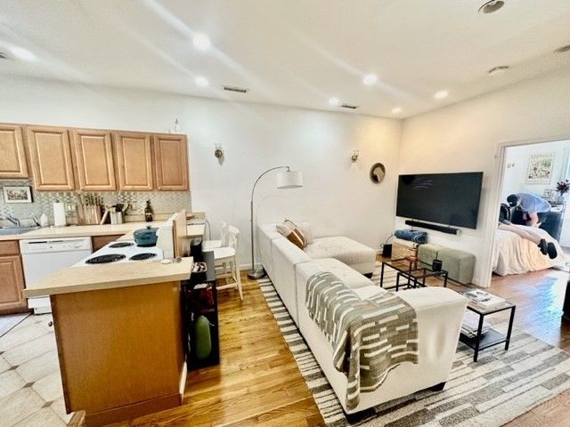 111 Salem 2, Boston, MA 02113