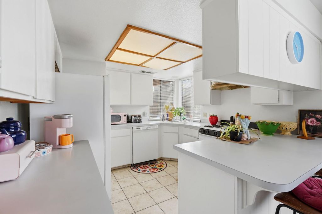 Image 10 of property listing at 2301 N 10th Avenue, Hanford, CA 93230