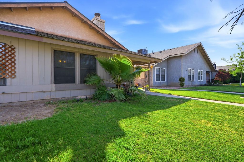 Image 3 of property listing at 2301 N 10th Avenue, Hanford, CA 93230