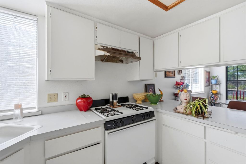 Image 9 of property listing at 2301 N 10th Avenue, Hanford, CA 93230