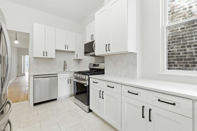 909 W Addison Street 2, Chicago, IL 60613