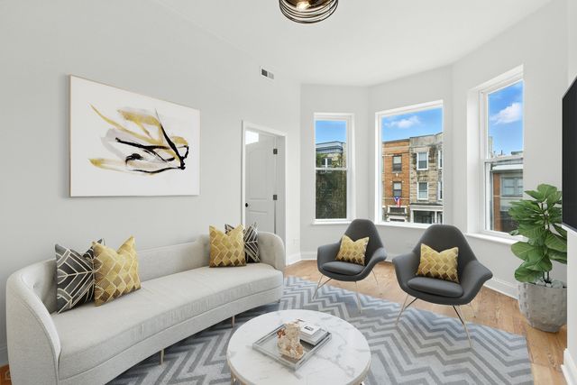 909 W Addison Street 2, Chicago, IL 60613