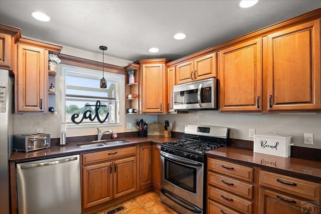 37 Verdosa Dr, Pueblo, CO 81005