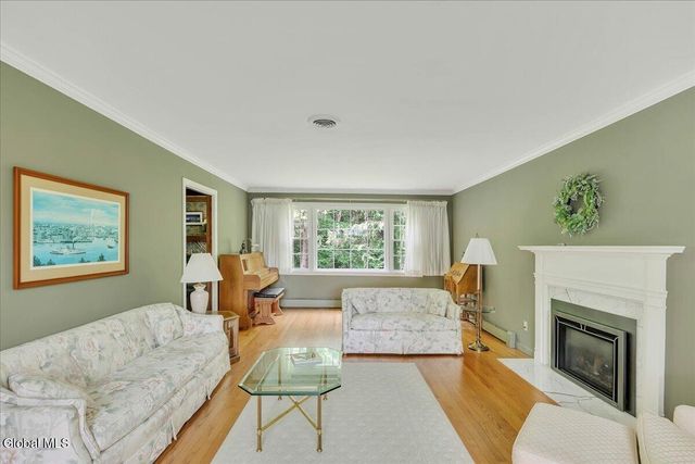 8 Upper Ball Court, Menands, NY 12204