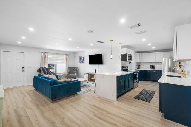 411 SW 1st Avenue, Boynton Beach, FL 33435