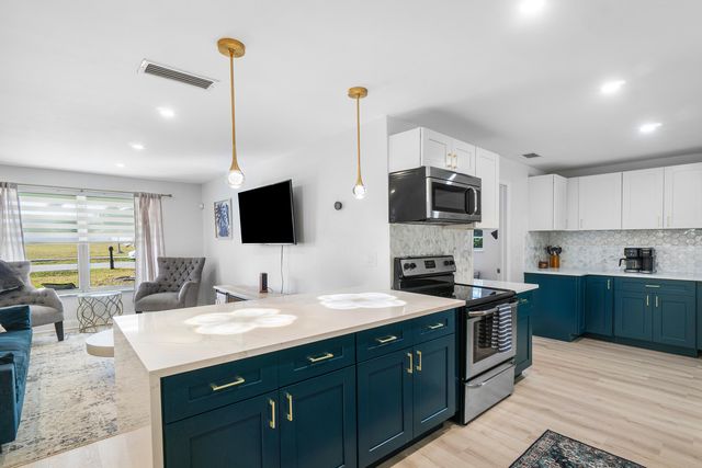 411 SW 1st Avenue, Boynton Beach, FL 33435