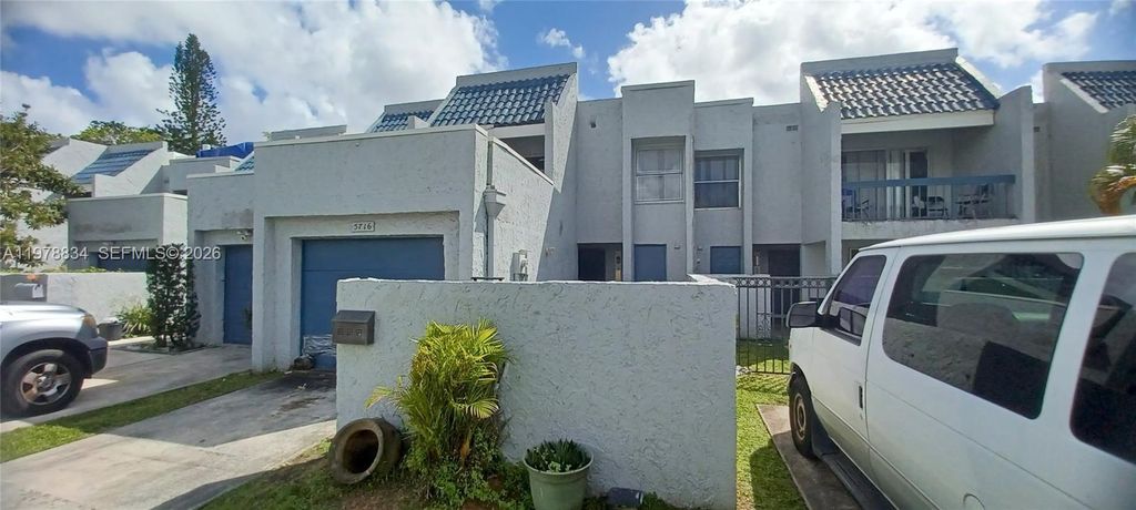 5716 NW 19th St 18, Lauderhill, FL 33313