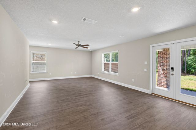 62 Saltmeadow Circle, Ocean Springs, MS 39564
