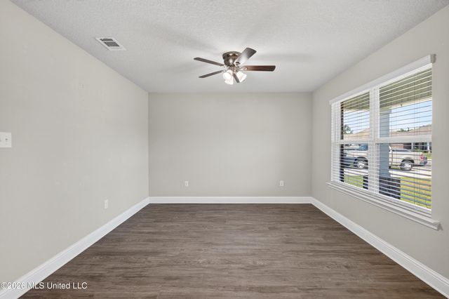 62 Saltmeadow Circle, Ocean Springs, MS 39564