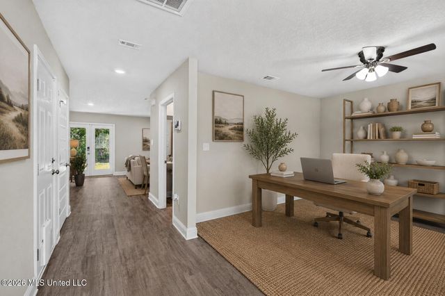 62 Saltmeadow Circle, Ocean Springs, MS 39564