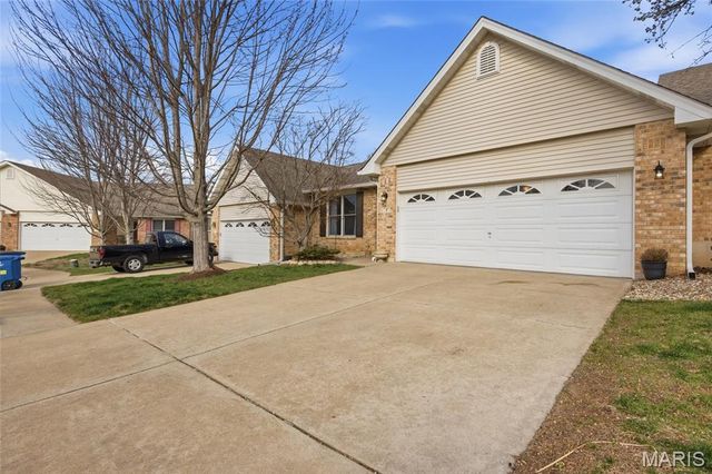 4 McKinley Pointe Court, St Charles, MO 63301