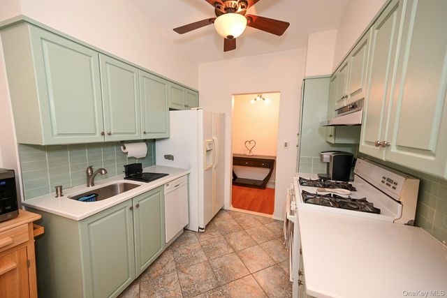 271 N Newbridge Road 2C, Levittown, NY 11756